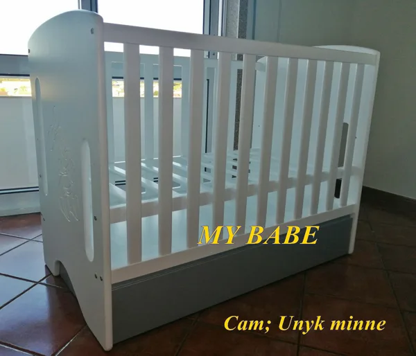 Cama com Mynne em baixo relevo com gaveta